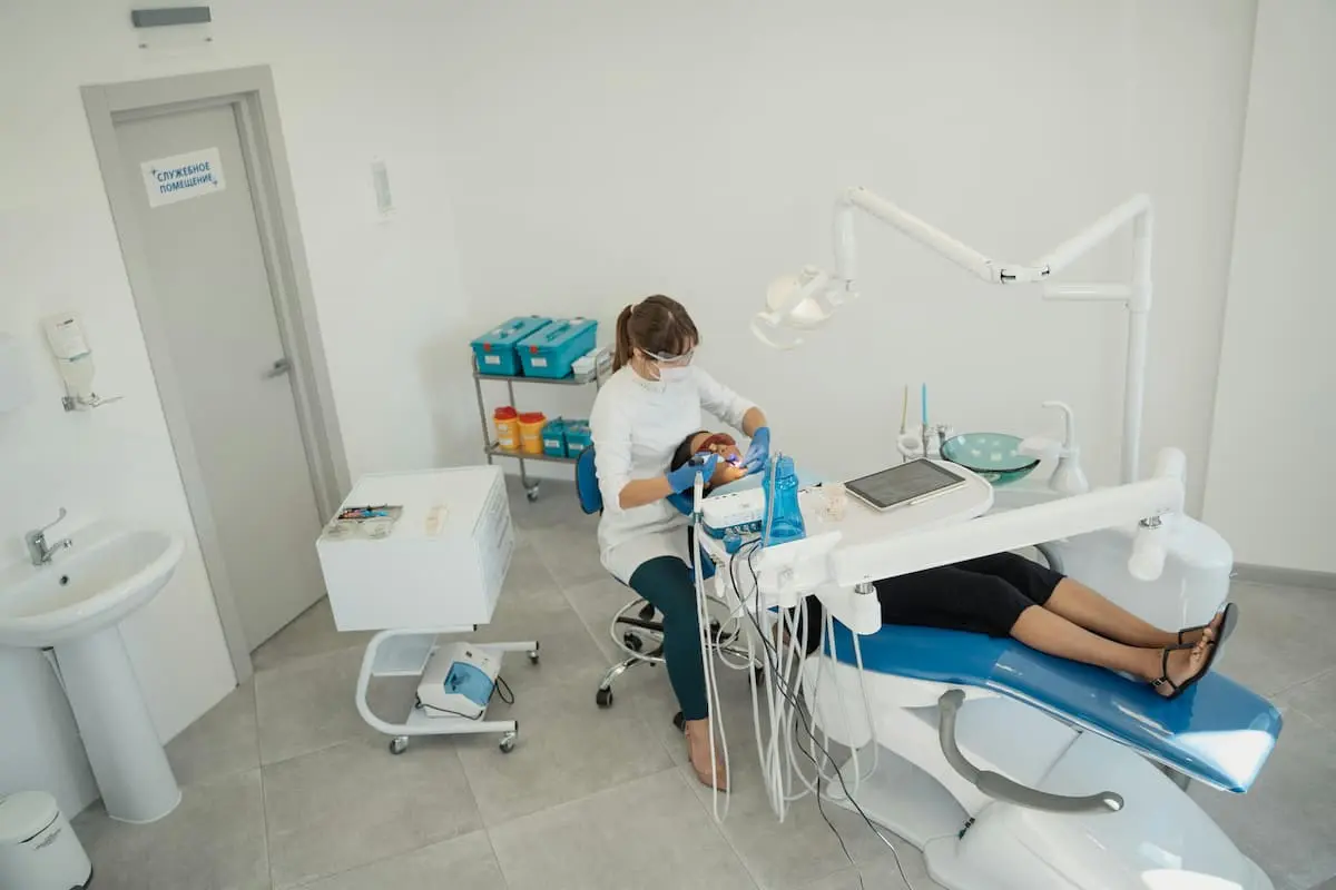 Profesional médica atendiendo a un paciente en consultorio moderno